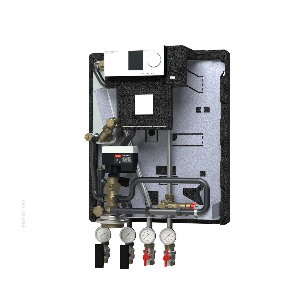 Hausstation mit mehreren Druckmanometern, Ventilen und einem Danfoss-Regelsystem. Platziert auf einem grauen Hintergrund mit Leitungen und Anschlüssen sichtbar.
